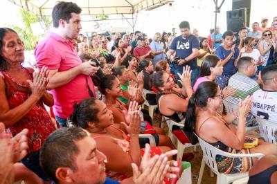 Prefeitura entrega benefícios a famílias atingidas pelo incêndio no bairro da Pedreira
