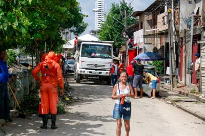 Prefeitura entrega benefícios a famílias atingidas pelo incêndio no bairro da Pedreira