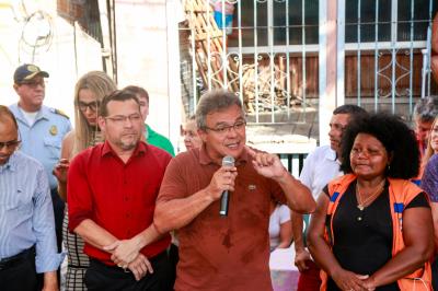 Prefeitura entrega benefícios a famílias atingidas pelo incêndio no bairro da Pedreira