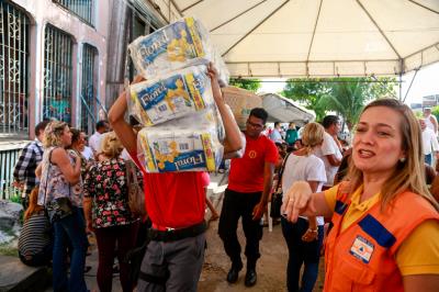 Prefeitura entrega benefícios a famílias atingidas pelo incêndio no bairro da Pedreira