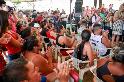 Prefeitura entrega benefícios a famílias atingidas pelo incêndio no bairro da Pedreira