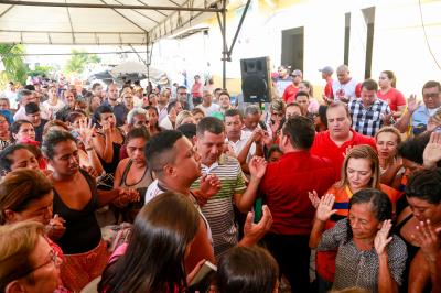 Prefeitura entrega benefícios a famílias atingidas pelo incêndio no bairro da Pedreira