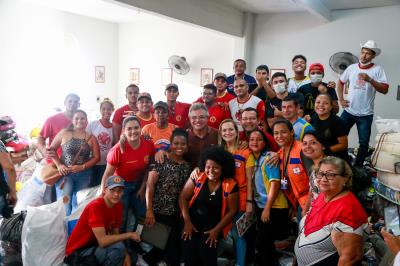 Prefeitura entrega benefícios a famílias atingidas pelo incêndio no bairro da Pedreira