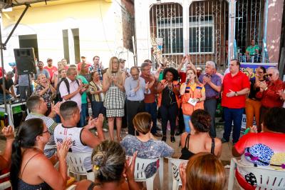 Prefeitura entrega benefícios a famílias atingidas pelo incêndio no bairro da Pedreira