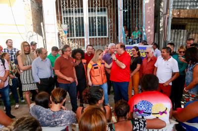 Prefeitura entrega benefícios a famílias atingidas pelo incêndio no bairro da Pedreira