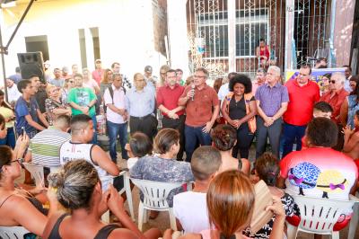 Prefeitura entrega benefícios a famílias atingidas pelo incêndio no bairro da Pedreira