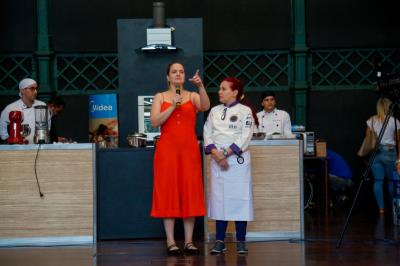 Merendeiras da rede municipal de ensino participam de aulas com chefs de outros estados