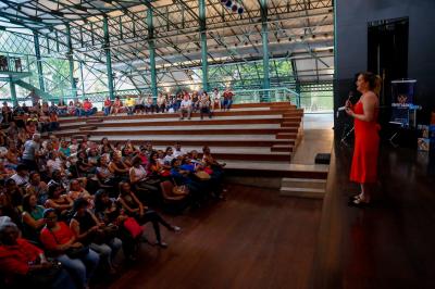 Merendeiras da rede municipal de ensino participam de aulas com chefs de outros estados
