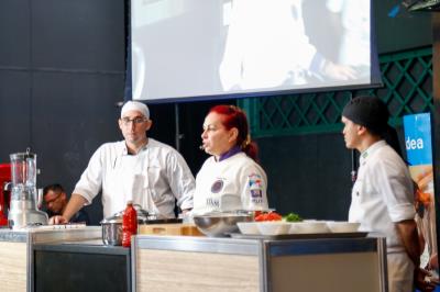 Merendeiras da rede municipal de ensino participam de aulas com chefs de outros estados