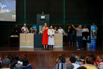 Merendeiras da rede municipal de ensino participam de aulas com chefs de outros estados