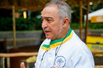 Merendeiras da rede municipal de ensino participam de aulas com chefs de outros estados