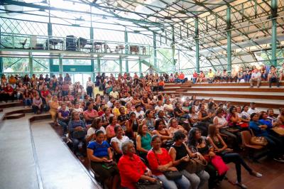 Merendeiras da rede municipal de ensino participam de aulas com chefs de outros estados