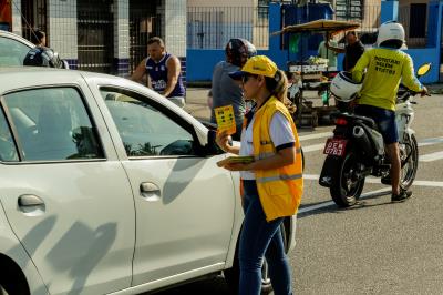 Semob promove ação educativa para travessia segura de pedestres na Senador Lemos