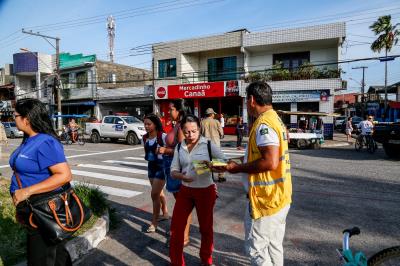Semob promove ação educativa para travessia segura de pedestres na Senador Lemos