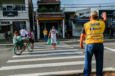 Semob promove ação educativa para travessia segura de pedestres na Senador Lemos