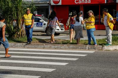 Semob promove ação educativa para travessia segura de pedestres na Senador Lemos