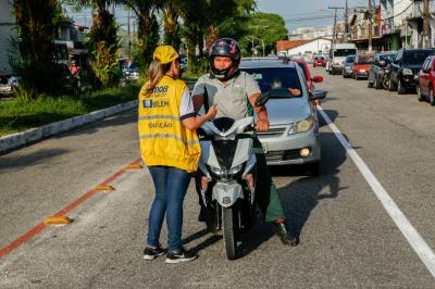 Semob promove ação educativa para travessia segura de pedestres na Senador Lemos