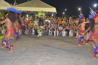 Festa de aniversário de Icoaraci termina com shows e corte de bolo de três metros