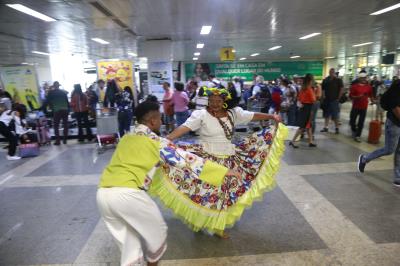 Turistas do Círio de Nazaré são recepcionados no aeroporto de Belém