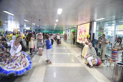 Turistas do Círio de Nazaré são recepcionados no aeroporto de Belém