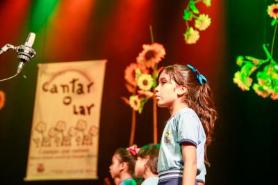 Alunos da rede municipal lançam o terceiro CD e DVD do projeto “Cantar-o-Lar”