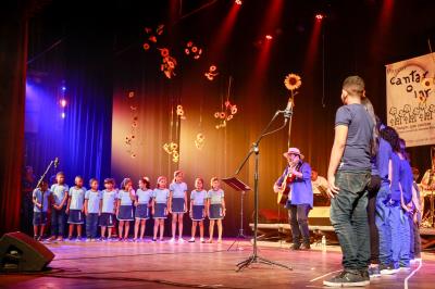 Alunos da rede municipal lançam o terceiro CD e DVD do projeto “Cantar-o-Lar”