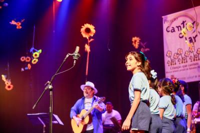 Alunos da rede municipal lançam o terceiro CD e DVD do projeto “Cantar-o-Lar”