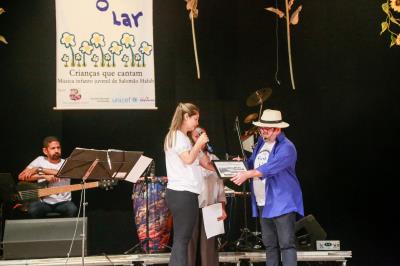 Alunos da rede municipal lançam o terceiro CD e DVD do projeto “Cantar-o-Lar”