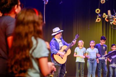 Alunos da rede municipal lançam o terceiro CD e DVD do projeto “Cantar-o-Lar”