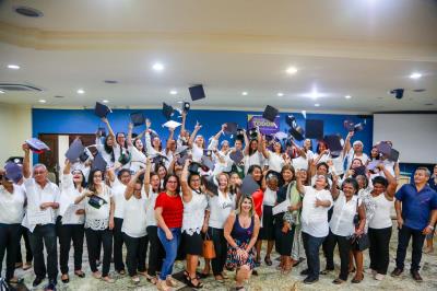 Prefeitura entrega 200 certificados de curso de crochê e empreendedorismo