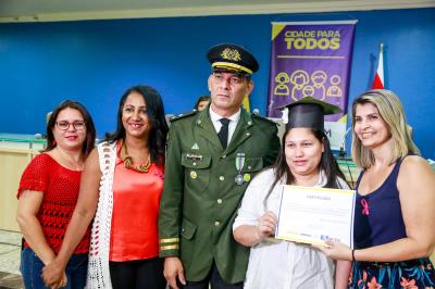 Prefeitura entrega 200 certificados de curso de crochê e empreendedorismo