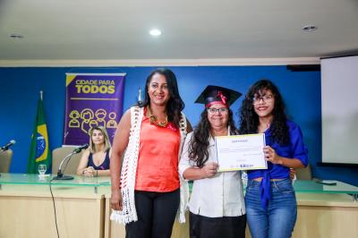 Prefeitura entrega 200 certificados de curso de crochê e empreendedorismo