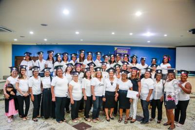 Prefeitura entrega 200 certificados de curso de crochê e empreendedorismo