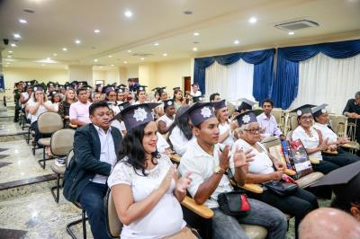 Prefeitura entrega 200 certificados de curso de crochê e empreendedorismo