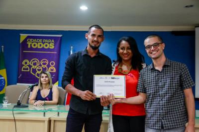 Prefeitura entrega 200 certificados de curso de crochê e empreendedorismo