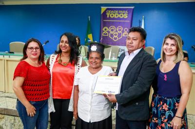 Prefeitura entrega 200 certificados de curso de crochê e empreendedorismo