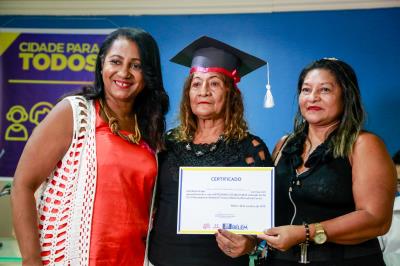 Prefeitura entrega 200 certificados de curso de crochê e empreendedorismo