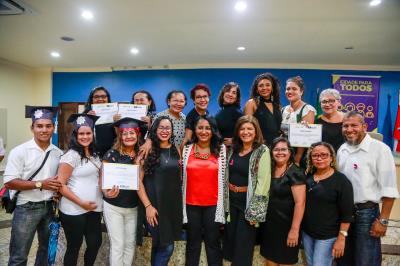 Prefeitura entrega 200 certificados de curso de crochê e empreendedorismo