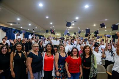Prefeitura entrega 200 certificados de curso de crochê e empreendedorismo