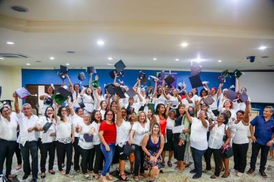 Prefeitura entrega 200 certificados de curso de crochê e empreendedorismo