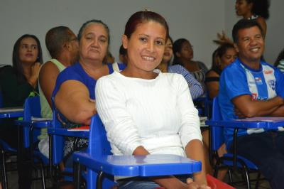 Prefeitura certifica 82 alunos em cursos de garçom, garçonete e higienização predial