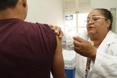 Dia D de vacinação contra o sarampo e de prevenção à sífilis lotou postos de saúde
