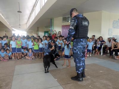 Escola Municipal Alana de Souza Barboza recebe as ações do projeto Guarda Amigo da Escola