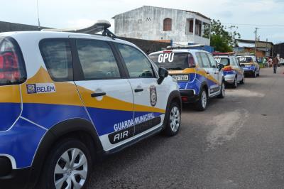 Multidão colore a orla de Icoaraci na 11ª Parada LGBTI do distrito