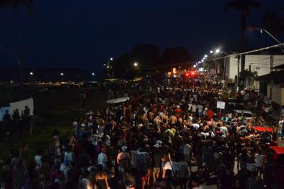 Multidão colore a orla de Icoaraci na 11ª Parada LGBTI do distrito