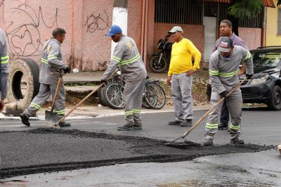 Obra de recapeamento beneficia moradores da rua Antônio Everdosa