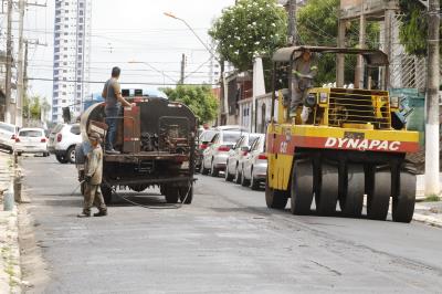 Obra de recapeamento beneficia moradores da rua Antônio Everdosa