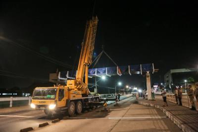 Prefeitura acompanha instalação de passarela na Almirante Barroso