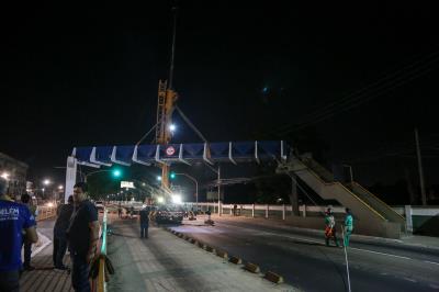 Prefeitura acompanha instalação de passarela na Almirante Barroso