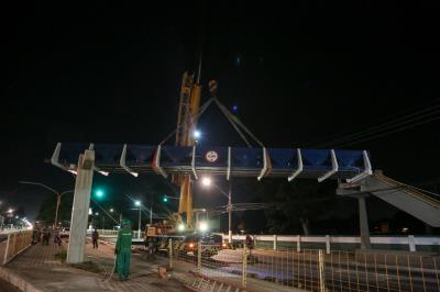 Prefeitura acompanha instalação de passarela na Almirante Barroso